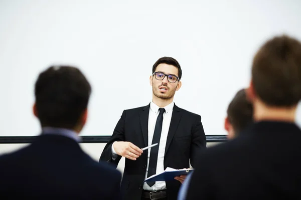 Успішний Підприємець Розмовляє Аудиторією Його Бізнес Тренінгу — стокове фото