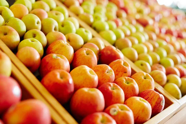 Variedad Manzanas Diferentes Tipos Hipermercado Moderno —  Fotos de Stock