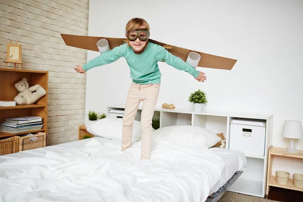 Κορίτσι Χειροποίητο Αεροπλάνο Πίσω Από Την Πλάτη Στέκεται Κρεβάτι — Φωτογραφία Αρχείου