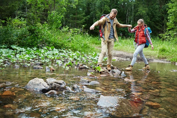 Adventurous Couple Crossing River Stepping Stones — Stock Photo, Image