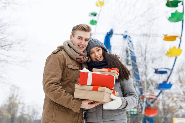 Affectionate Dates Giftboxes Spending Time Amusement Park — Stock Photo, Image