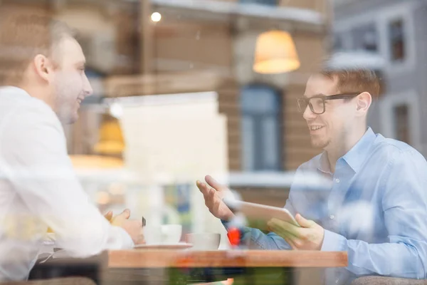 Succesvolle Economen Bespreken Sales Bij Start Bijeenkomst Café — Stockfoto
