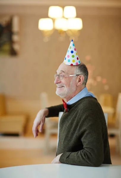 Homem Idoso Feliz Sentado Mesa Seu Aniversário — Fotografia de Stock