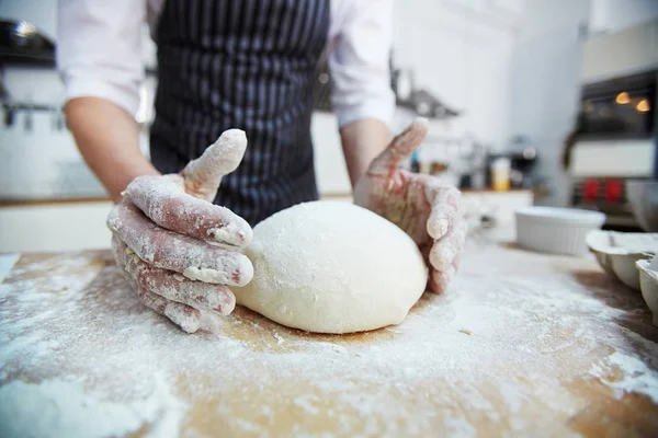 Ręce Baker Formowania Chleba Ciasta — Zdjęcie stockowe