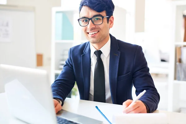 Homme Affaires Prospère Assis Sur Lieu Travail Devant Ordinateur Portable — Photo