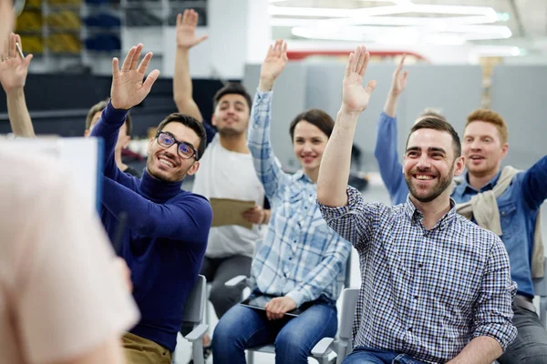 Zufriedene Teilnehmer Heben Die Hände Die Frage Des Lehrers Beantworten — Stockfoto