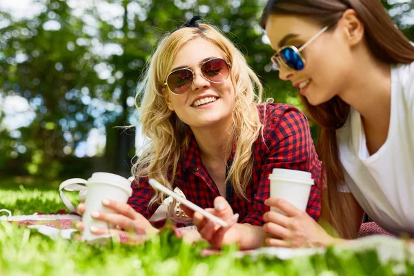 Retrato Dos Hermosas Chicas Jóvenes Disfrutando Picnic Soleado Parque Tendido —  Fotos de Stock