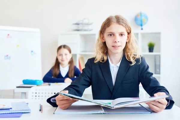 Fleißige Grundschüler Mit Offenem Lehrbuch Sitzen Unterricht — Stockfoto