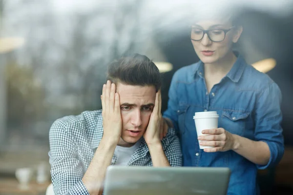 Överarbetade Mannen Tittar Data Skärmen Laptop — Stockfoto