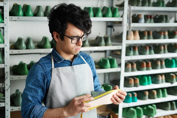 Jonge Schoenmaker Maatregelen Van Schoen Model Zijn Atelier — Stockfoto