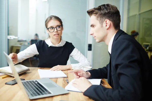 Gerente Confianza Explicando Sus Datos Línea Colega Pantalla Del Ordenador — Foto de Stock