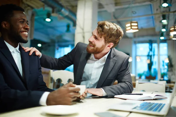 Gli Uomini Affari Felici Che Hanno Conversazione Ufficio Pausa Caffè — Foto Stock