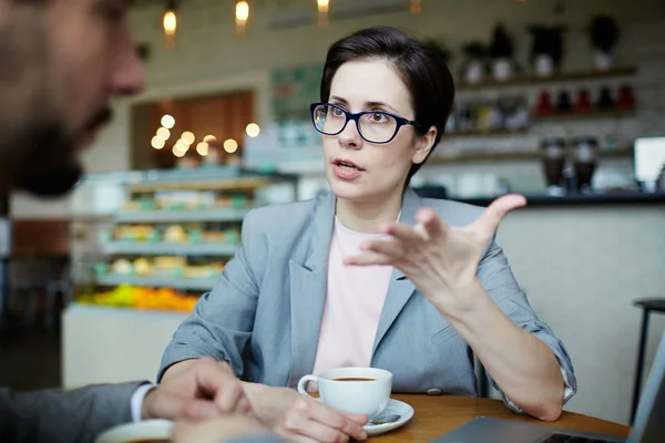 Porträtt Säker Modern Affärskvinna Möte Med Partner Café Diskuterar Arbete — Stockfoto