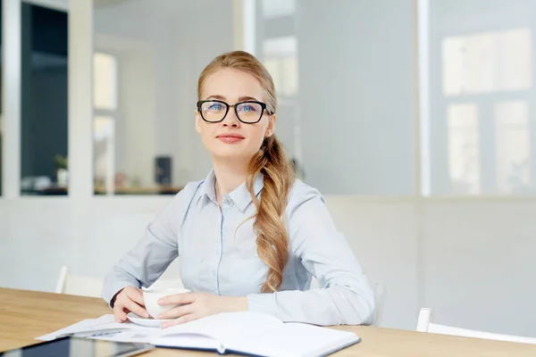 Jovem Empresária Sentada Mesa Escritório — Fotografia de Stock