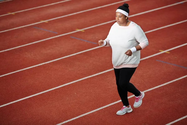 Bestäms Överviktiga Afrikansk Kvinna Jogging Löparbana Ner Vikt — Stockfoto