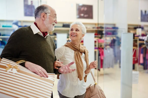 Sposi Anziani Con Sacchetti Carta Parlare Mentre Shopping Nel Centro — Foto Stock