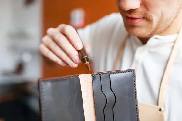Leathercraftsman 在新的钱包边缘涂漆 — 图库照片