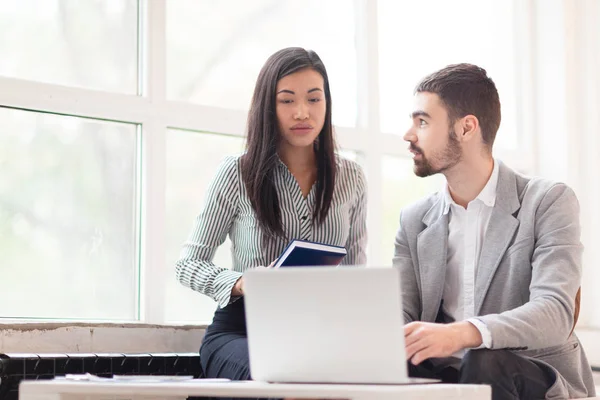 Gruppo Multietnico Manager Finanziari Che Preparano Conti Annuali Laptop Mentre — Foto Stock