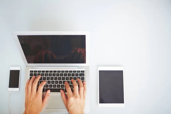 Visão Alto Ângulo Composição Tecnologia Mãos Masculinas Digitando Teclado Laptop — Fotografia de Stock