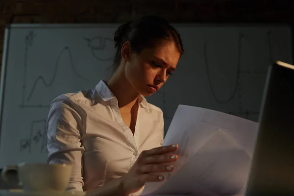 Femme Occupée Regarder Dans Les Journaux Financiers Bureau Nuit — Photo