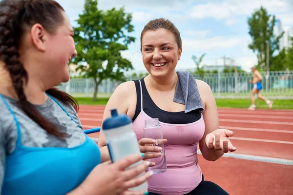 Freundliche Junge Frauen Mit Wasserflaschen Gespräch Während Sie Sich Inmitten — Stockfoto