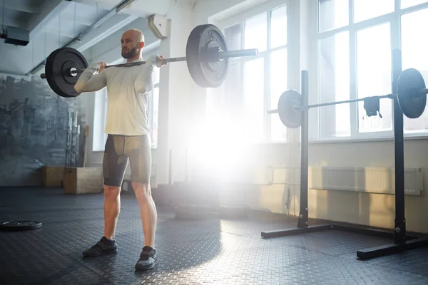 Retrato Hombre Fuerte Levantando Pesadas Pesadas Barras Durante Entrenamiento Gimnasio — Foto de Stock