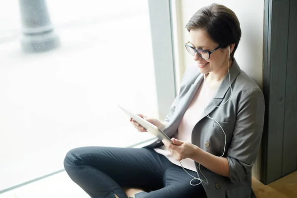 Portrait Contemporary Businesswoman Using Digital Tablet Sitting Floor Window Smiling — Stock Photo, Image