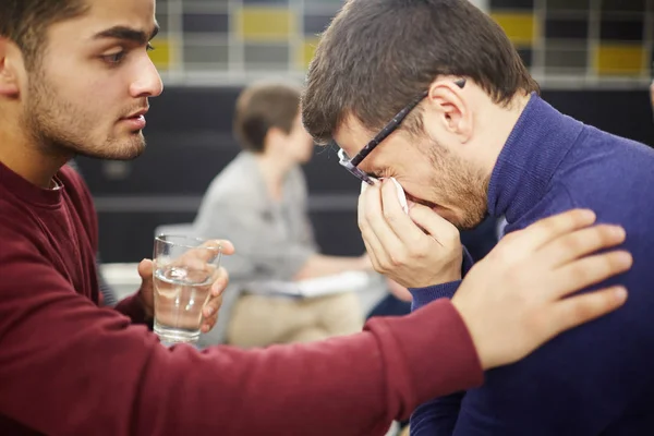 Jovem Chorando Enxugando Lágrimas Com Lenço Enquanto Colega Grupo Apoiando — Fotografia de Stock