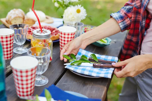 Frauen Servieren Picknicktisch Mit Tellern — Stockfoto