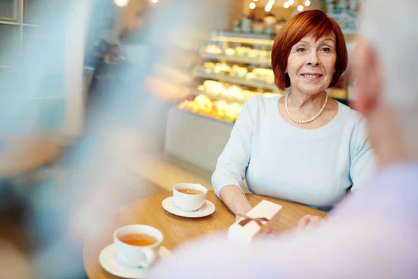 Pareja Ancianos Enamorados Hablando Mientras Están Sentados Cafetería Con Tazas — Foto de Stock