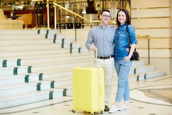 Jovem Casal Feliz Viajantes Com Mala — Fotografia de Stock