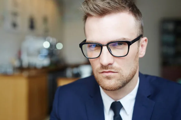 Jovem Líder Óculos Desgaste Formal Olhando Para Câmera — Fotografia de Stock