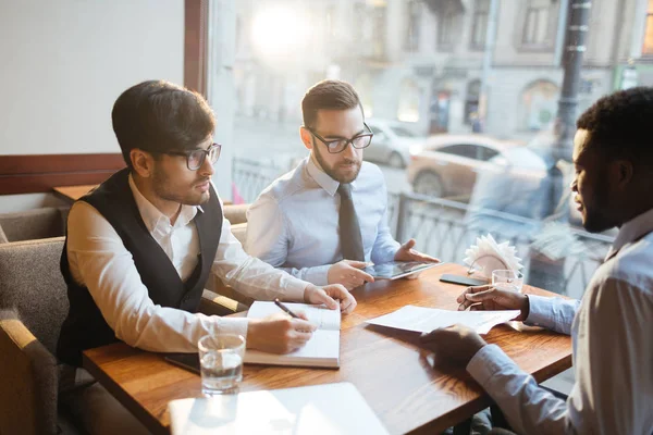 Dos Hombres Escuchando Padre Leyendo Contrato Mostrado Por — Foto de Stock