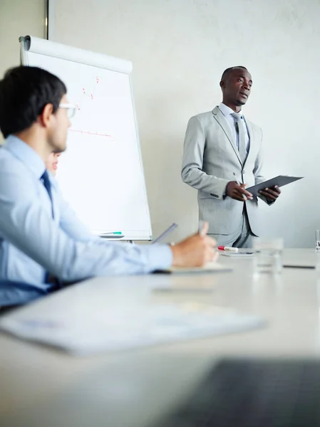 Porträt Eines Erfolgreichen Afrikanisch Amerikanischen Geschäftsmannes Der Whiteboard Steht Und — Stockfoto