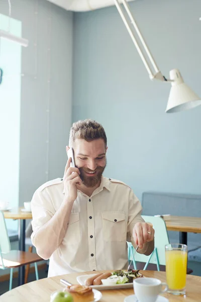 Happy Ceo Mluví Mobilní Telefon Snídá — Stock fotografie