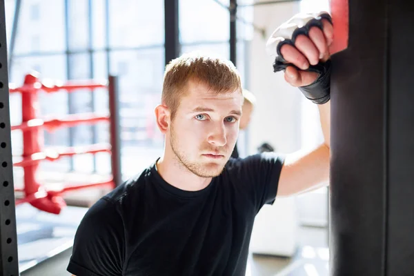 Unga Sporsman Tittar Kameran Gymmet — Stockfoto