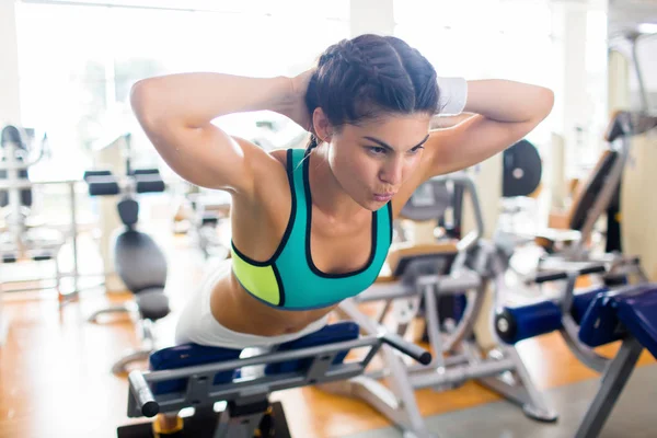 Menina Fazendo Flexões Equipamentos Esportivos Especiais Ginásio — Fotografia de Stock