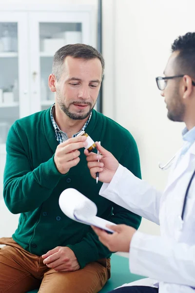 Therapeutist Rådgivning Effektivt Piller För Sjuke Man Efter Medicinsk Behandling — Stockfoto