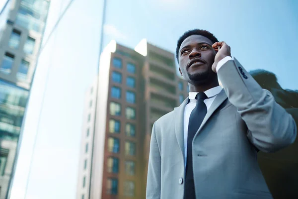 Líder Confianza Hablando Teléfono Inteligente Aire Libre — Foto de Stock