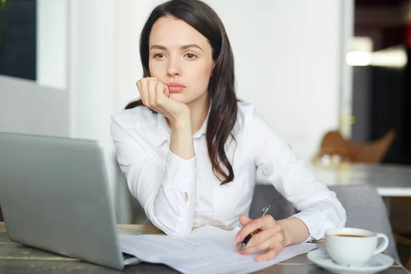 Femme Affaires Pensive Décider Sur Les Avantages Les Inconvénients Avant — Photo