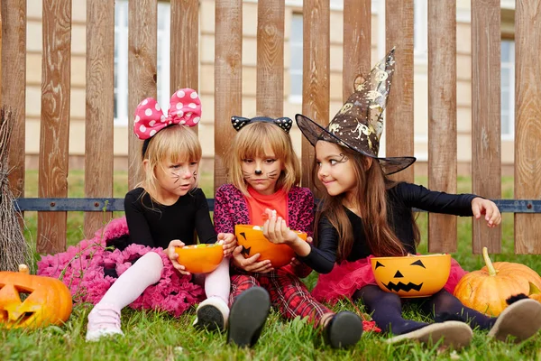 Halloween Fille Montrant Friandise Savoureuse Ses Amis Tout Mangeant Des — Photo