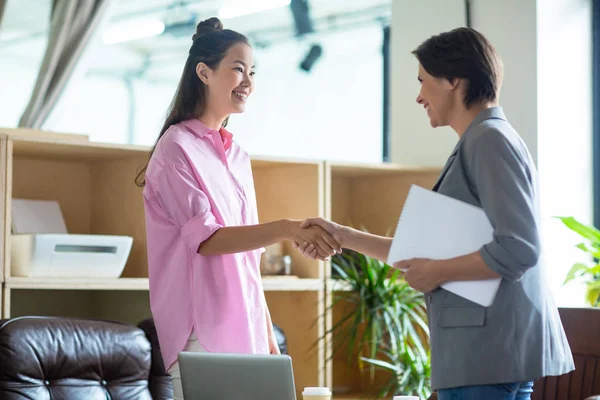 Twee Succesvolle Zakenvrouwen Handshaking Onderhandelingen — Stockfoto