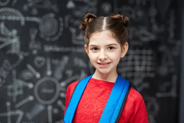 可爱的小女孩的肖像 深色的头发微笑 看着相机摆在黑板上准备上学 — 图库照片