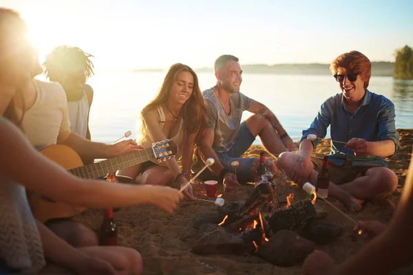 Heureux Les Gars Les Filles Passer Week End Sur Plage — Photo