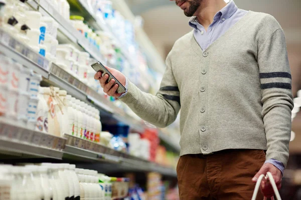 Mensagens Modernas Cliente Smartphone Enquanto Visita Supermercado — Fotografia de Stock