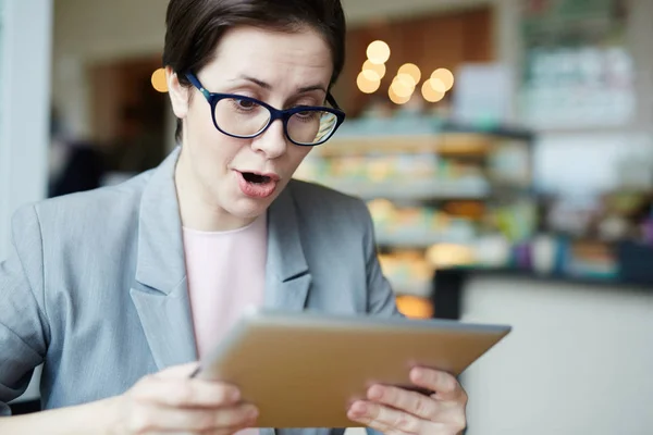 Mujer Negocios Asombrada Mirando Los Datos Touchpad — Foto de Stock