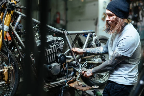 Arbeiten in der Garage — Stockfoto