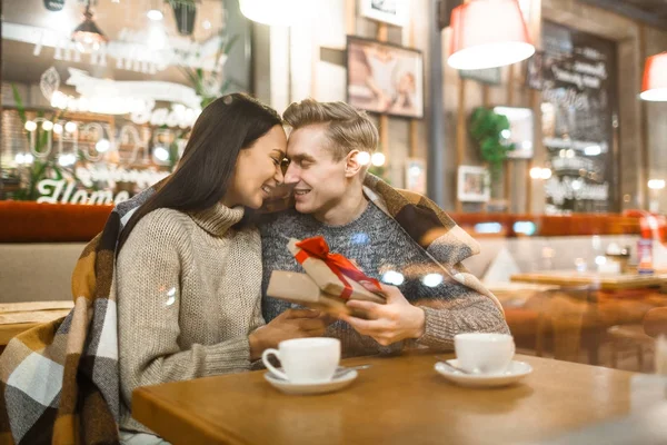 Amorösa Par Firar Sin Dating Litet Café — Stockfoto