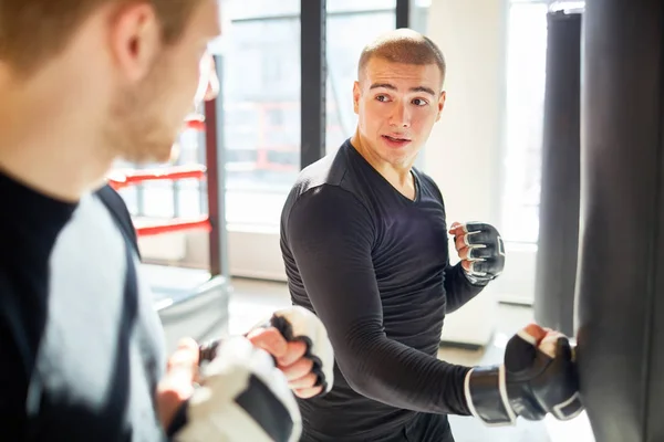 Junger Sporttrainer Gibt Anweisungen Kerl Sportverein — Stockfoto