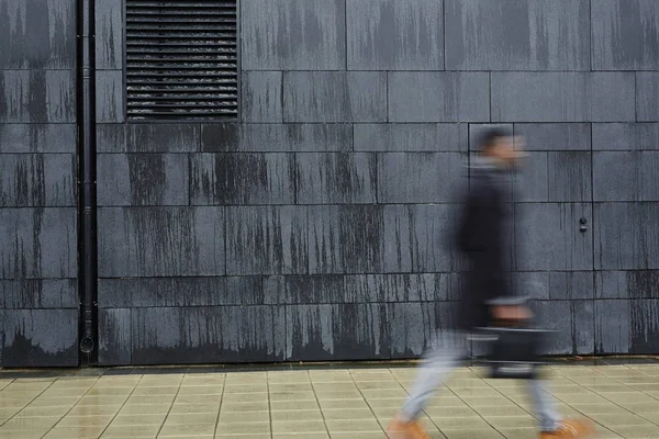 Muro Nero Edificio Moderno Figura Offuscata Uomo Affari Movimento — Foto Stock